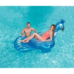 Bestway 41101 Pretty Peacock Schwimmtier 198x164 Cm Zum Aufblasen 15 Bestway 41101 Pretty Peacock Schwimmtier 198x164 Cm Zum Aufblasen -Poolwelt Verkauf Bestway aufblasbarer Pfau mit Frau im wasser