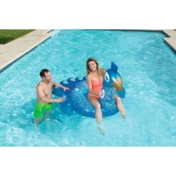 Bestway 41101 Pretty Peacock Schwimmtier 198x164 Cm Zum Aufblasen 16 Bestway 41101 Pretty Peacock Schwimmtier 198x164 Cm Zum Aufblasen -Poolwelt Verkauf Bestway aufblasbarer Pfau mit Frau sitzend im wasser